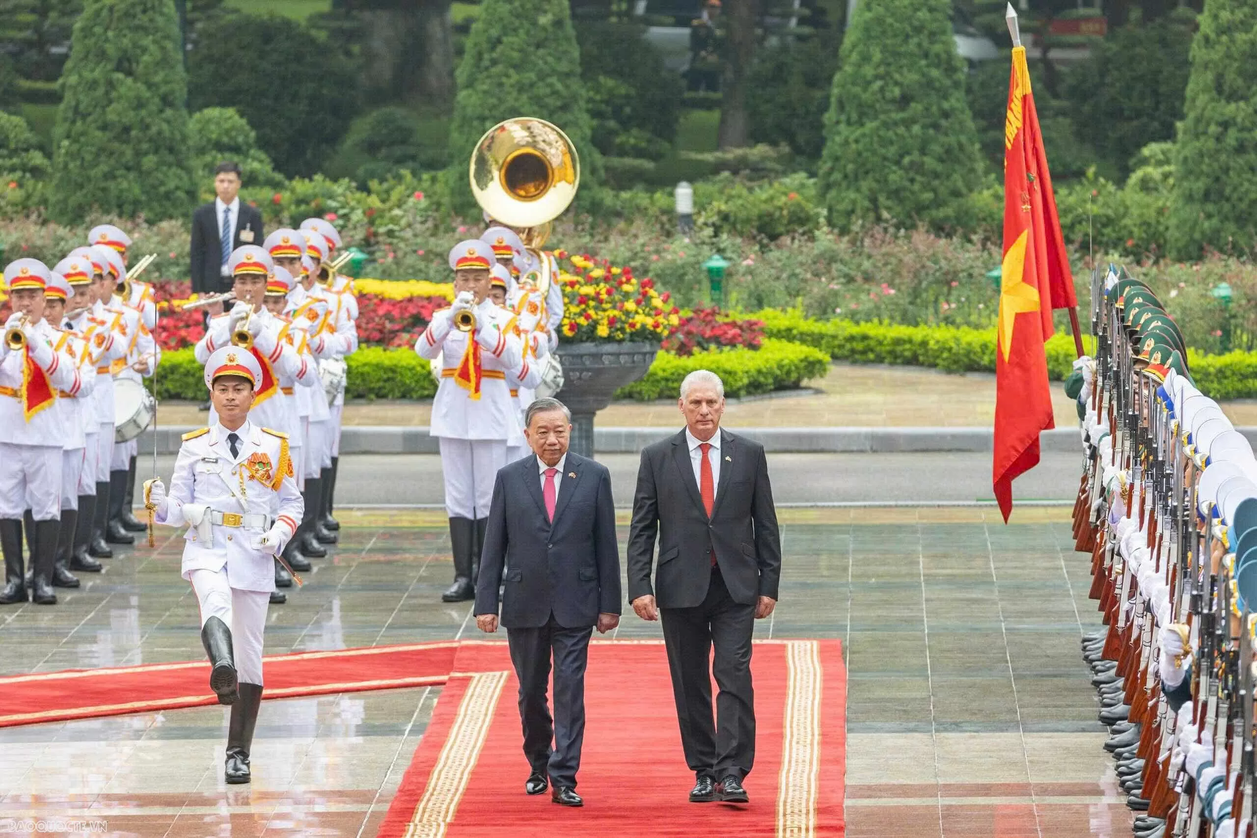 Tổng Bí thư Tô Lâm giới thiệu quan chức Việt Nam với Bí thư thứ nhất, Chủ tịch nước Miguel Díaz-Canel Bermúdez; Bí thư thứ nhất, Chủ tịch nước Miguel Díaz-Canel Bermúdez giới thiệu quan chức Cuba với Tổng Bí thư Tô Lâm. (Ảnh: Nguyễn Hồng) Tổng Bí thư Tô Lâm giới thiệu quan chức Việt Nam với Bí thư thứ nhất, Chủ tịch nước Miguel Díaz-Canel Bermúdez; Bí thư thứ nhất, Chủ tịch nước Miguel Díaz-Canel Bermúdez giới thiệu quan chức Cuba với Tổng Bí thư Tô Lâm. (Ảnh: Nguyễn Hồng)