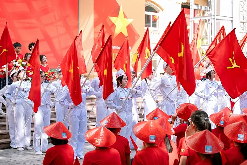 9 ngôn ngữ, một tình yêu: Tuổi trẻ Nguyễn Siêu tri ân Tổ quốc 9 ngôn ngữ, một tình yêu: Tuổi trẻ Nguyễn Siêu tri ân Tổ quốc