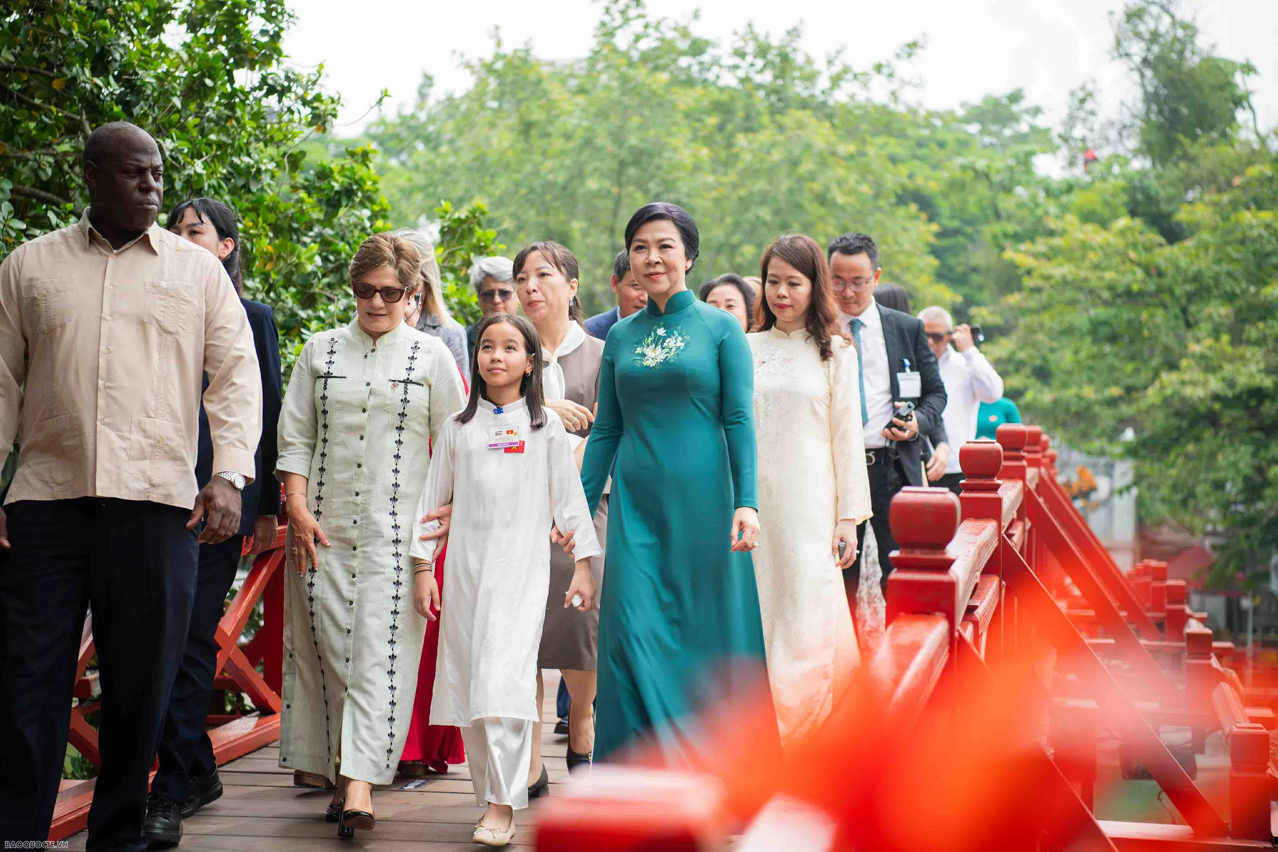 Phu nhân Tổng Bí thư và Phu nhân Bí thư thứ nhất, Chủ tịch nước Cuba xem múa rối nước, tham quan Đền Ngọc Sơn Phu nhân Tổng Bí thư và Phu nhân Bí thư thứ nhất, Chủ tịch nước Cuba xem múa rối nước, tham quan Đền Ngọc Sơn