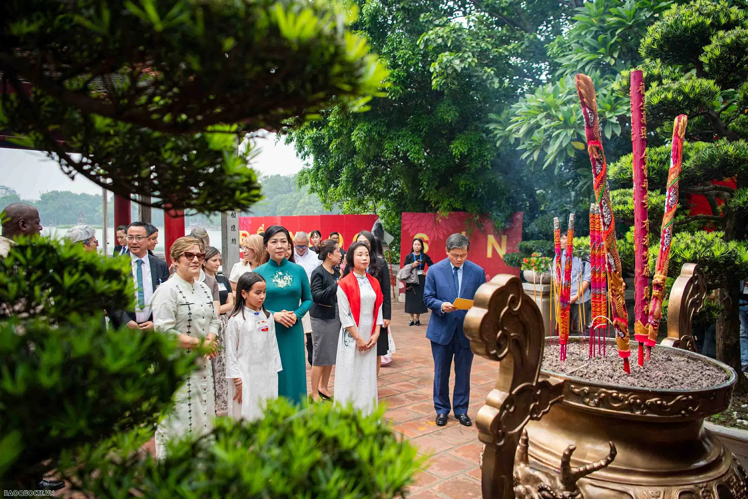 Phu nhân Tổng Bí thư và Phu nhân Bí thư thứ nhất, Chủ tịch nước Cuba xem múa rối nước, tham quan Đền Ngọc Sơn Phu nhân Tổng Bí thư Tô Lâm và Phu nhân Bí thư thứ nhất, Chủ tịch nước Cuba Miguel Díaz-Canel Bermúdez xem múa rối nước, tham quan đền Ngọc Sơn