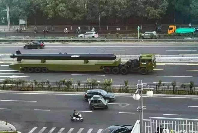 Trung Quốc phô diễn loạt vũ khí mới trên Quảng trường Thiên An Môn, PLA 'lột xác' tiến xa