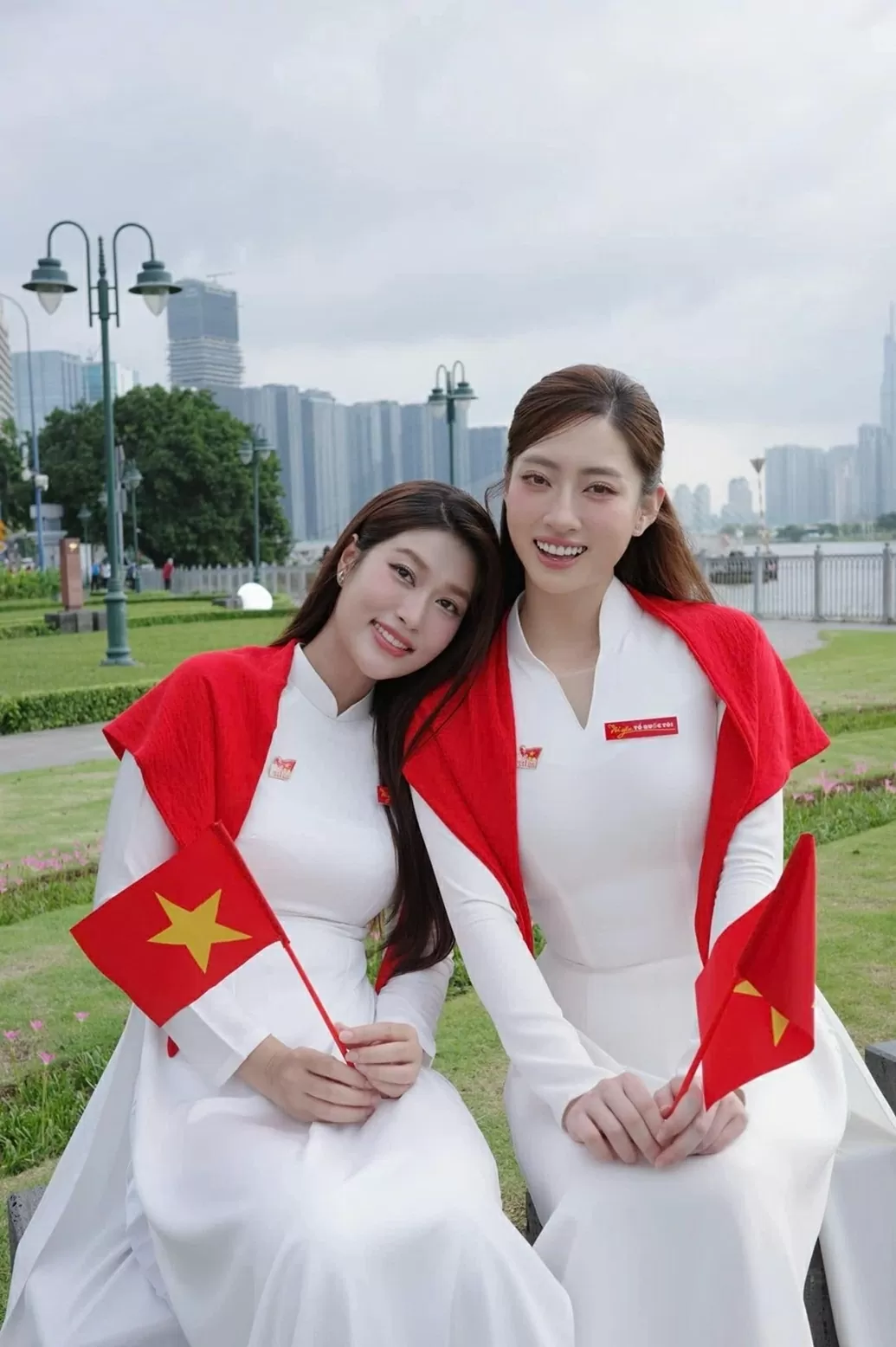 Tại TP. Hồ Chí Minh, các tuyến đường rực rỡ sắc cờ, hoa nhân dịp ngày lễ lớn của dân tộc. Trong một sự kiện tổ chức tại bến Bạch Đằng, hai Hoa hậu Thiên Ân và Lương Thùy Linh cùng khoe sắc trong tà áo dài trắng. Tại TP. Hồ Chí Minh, các tuyến đường rực rỡ sắc cờ, hoa nhân dịp ngày lễ lớn của dân tộc. Trong một sự kiện tổ chức tại bến Bạch Đằng, hai Hoa hậu Thiên Ân và Lương Thùy Linh cùng khoe sắc trong tà áo dài trắng.