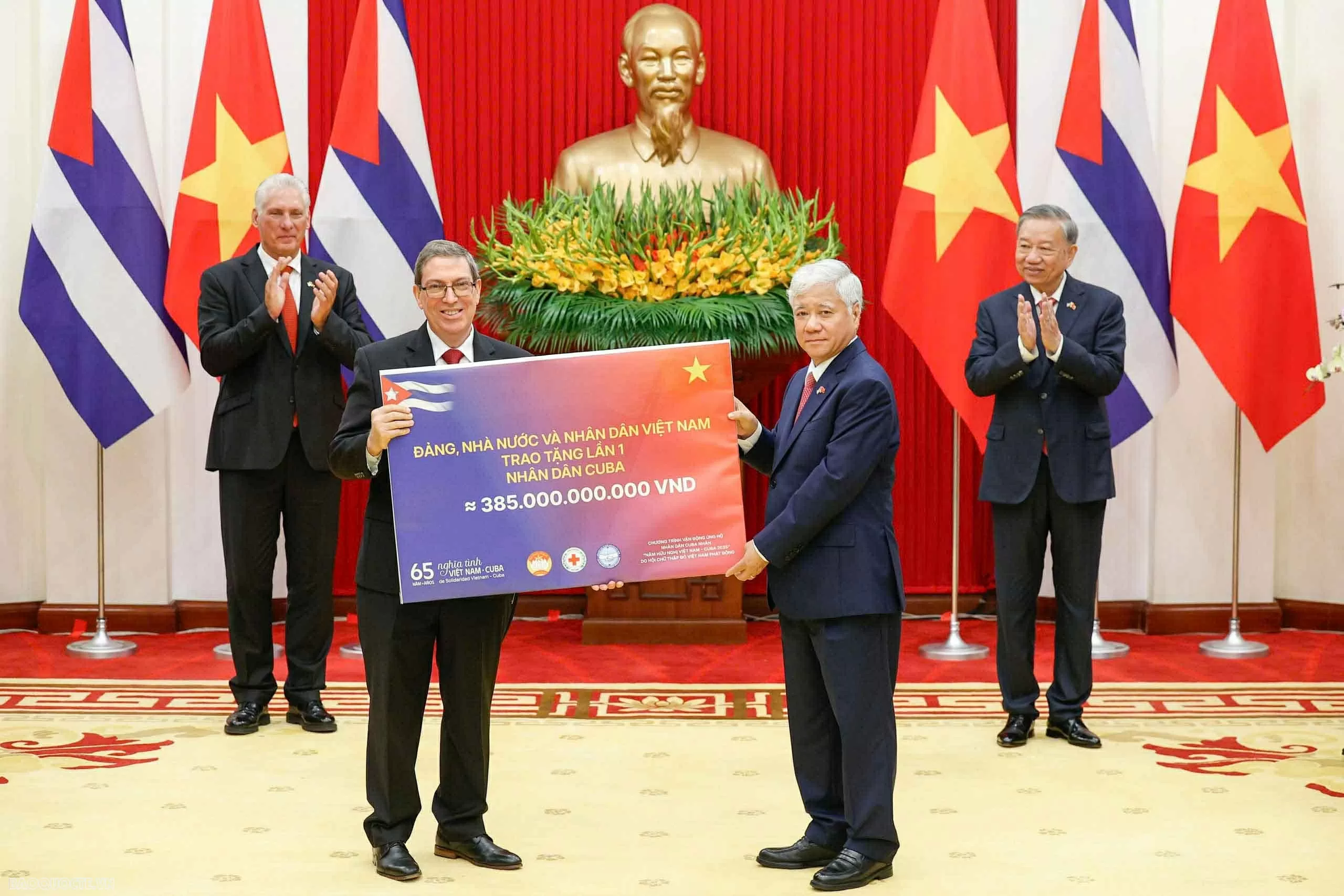 Nhà lãnh đạo Cuba xúc động khi được sống trong tình cảm thắm thiết của người dân Việt Nam Nhà lãnh đạo Cuba xúc động khi được sống trong tình cảm thắm thiết của người dân Việt Nam