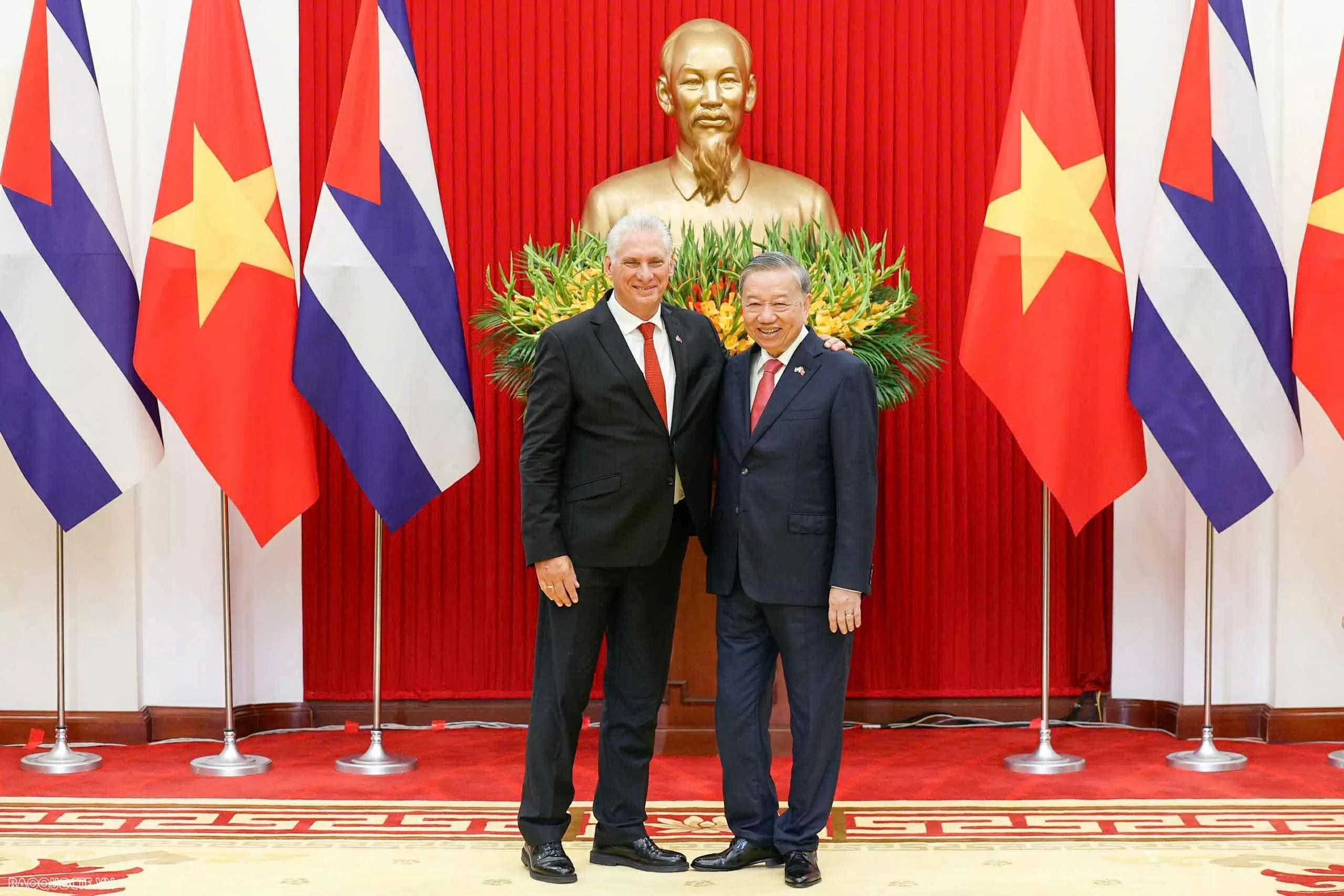 Nhà lãnh đạo Cuba xúc động khi được sống trong tình cảm thắm thiết của người dân Việt Nam Nhà lãnh đạo Cuba xúc động khi được sống trong tình cảm thắm thiết của người dân Việt Nam