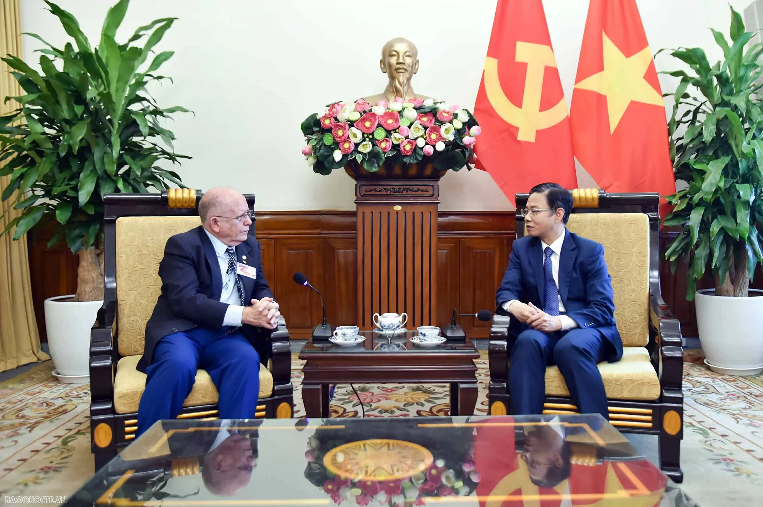 Ủy viên Thường vụ Đảng ủy Bộ Ngoại giao Ngô Lê Văn tiếp Đoàn Đảng Cộng sản Brazil (PCdoB) Ủy viên Thường vụ Đảng ủy Bộ Ngoại giao Ngô Lê Văn tiếp đoàn Đảng Cộng sản Brazil (PCdoB)