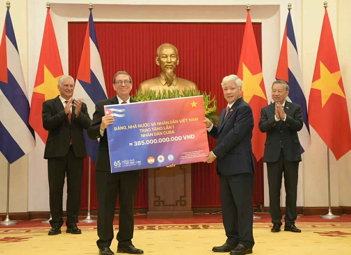 Dưới sự chứng kiến của Tổng Bí thư Tô Lâm, Đảng, Nhà nước và nhân dân Việt Nam đã trao đợt 1 khoản hỗ trợ trị giá 385 tỷ đồng ủng hộ nhân dân Cuba.