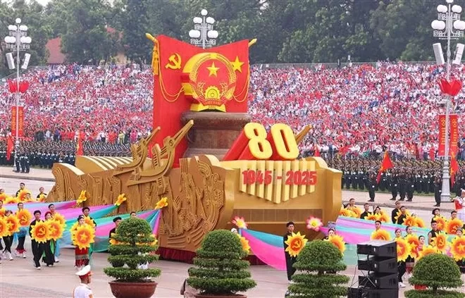 A model vehicle bearing the National Emblem of the Socialist Republic of Viet Nam leads the military parade and mass procession. (Photo: VNA) A model vehicle bearing the National Emblem of the Socialist Republic of Viet Nam leads the military parade and mass procession. (Photo: VNA)