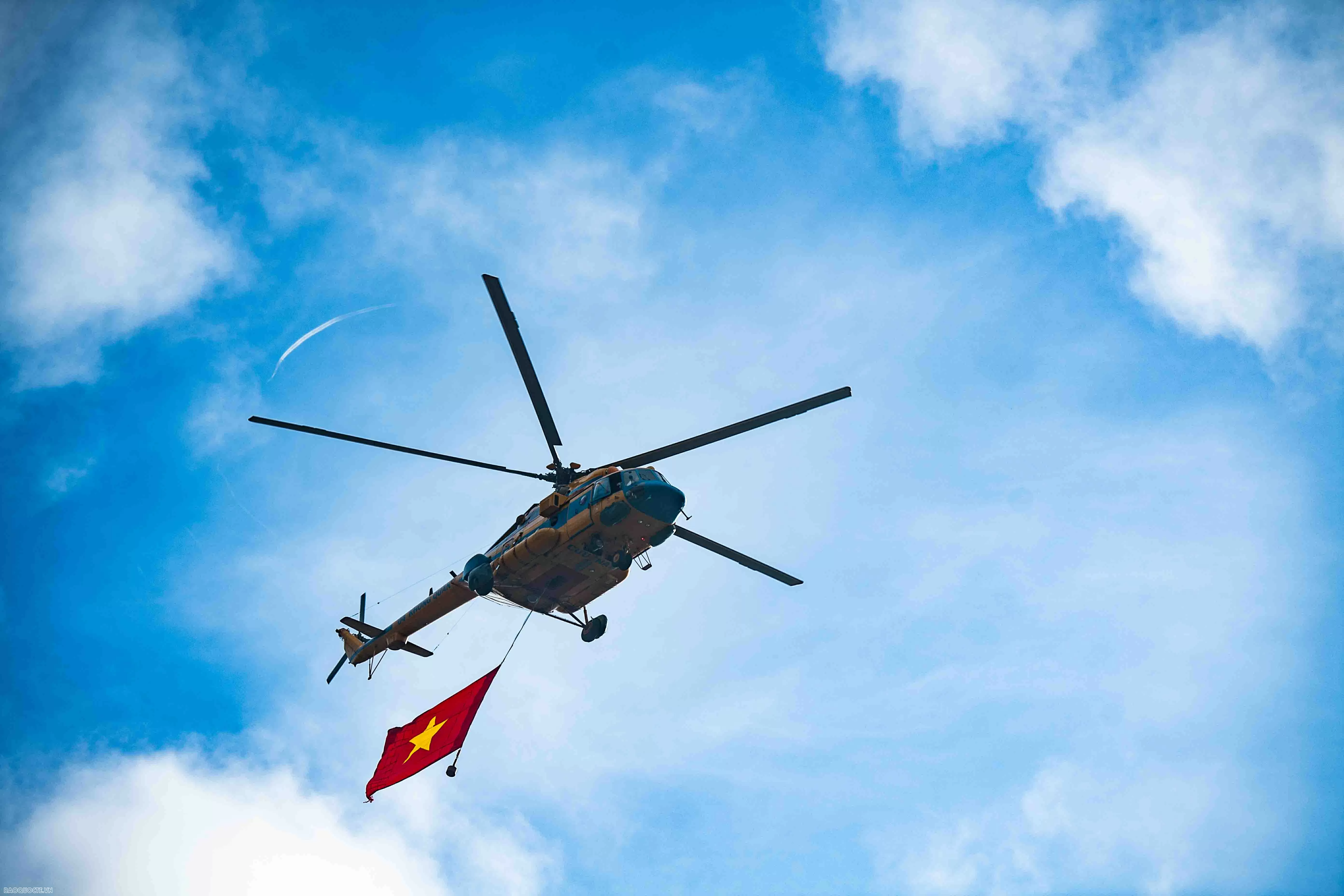 Un hélicoptère transportant le drapeau national du Vietnam lors du défilé célébrant le 80e anniversaire de la Fête nationale sur la place Ba Dinh, le 2 septembre à Hanoi. Photo : Nguyen Hong Un hélicoptère transportant le drapeau national du Vietnam lors du défilé célébrant le 80e anniversaire de la Fête nationale sur la place Ba Dinh, le 2 septembre à Hanoi. Photo : Nguyen Hong