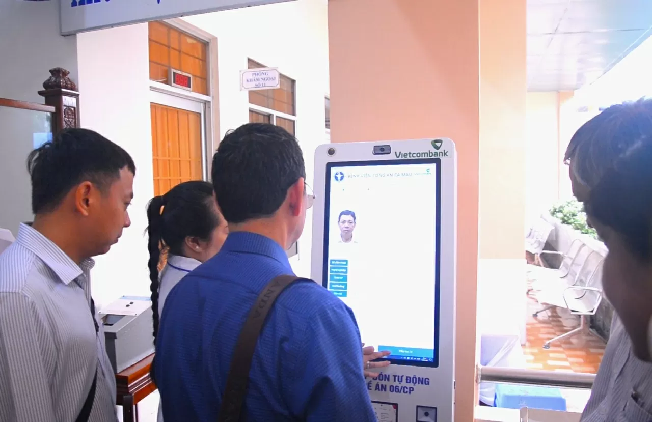 Vận hành thử máy Kiosk tích hợp thông tin bệnh nhân từ căn cước tại khu tiếp nhận.