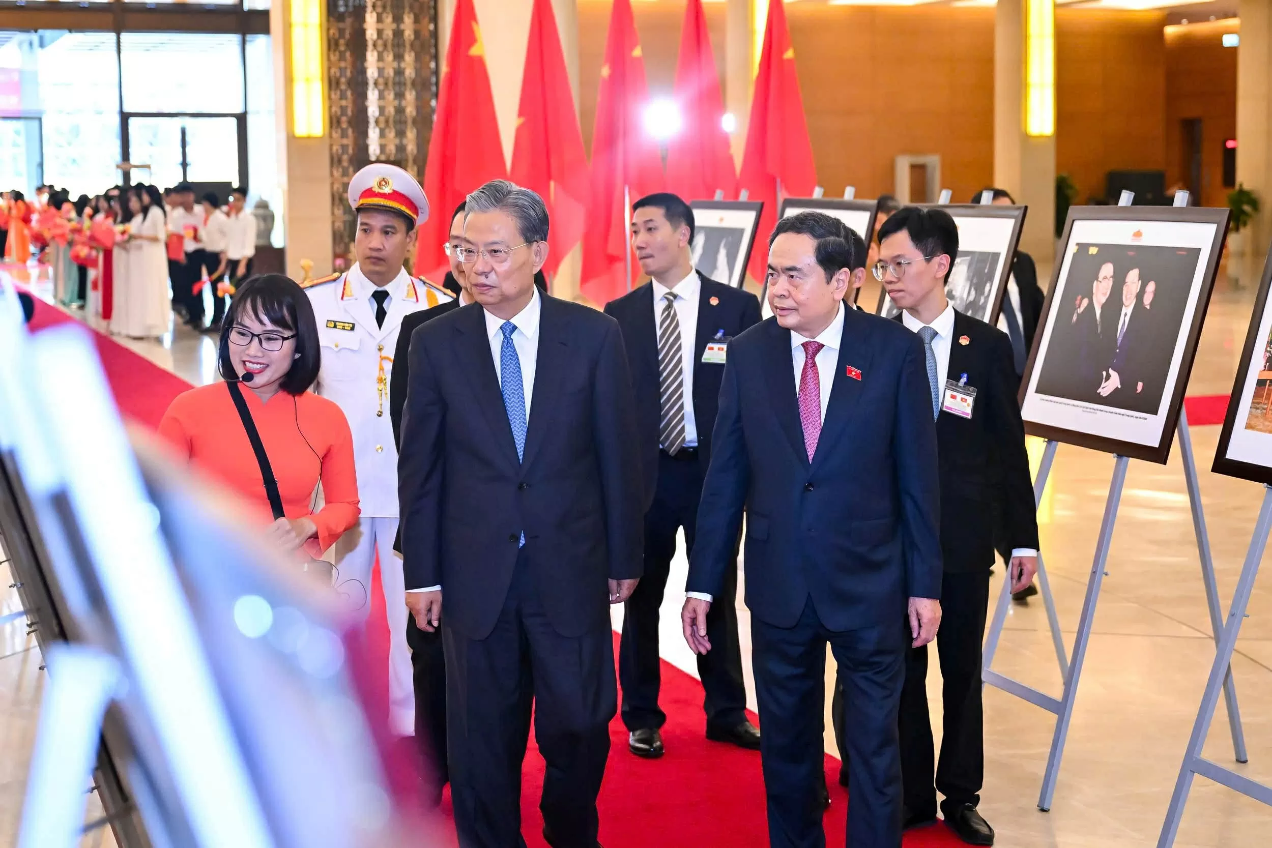 Chủ tịch Quốc hội Trần Thanh Mẫn và Ủy viên trưởng Nhân đại toàn quốc nước Cộng hòa nhân dân Trung Hoa Triệu Lạc Tế xem Trưng bày ảnh giới thiệu về quan hệ hữu nghị Việt Nam - Trung Quốc. Ảnh: Vũ Hiếu Chủ tịch Quốc hội Trần Thanh Mẫn và Ủy viên trưởng Nhân đại toàn quốc nước Cộng hòa nhân dân Trung Hoa Triệu Lạc Tế xem Trưng bày ảnh giới thiệu về quan hệ hữu nghị Việt Nam - Trung Quốc. Ảnh: Vũ Hiếu