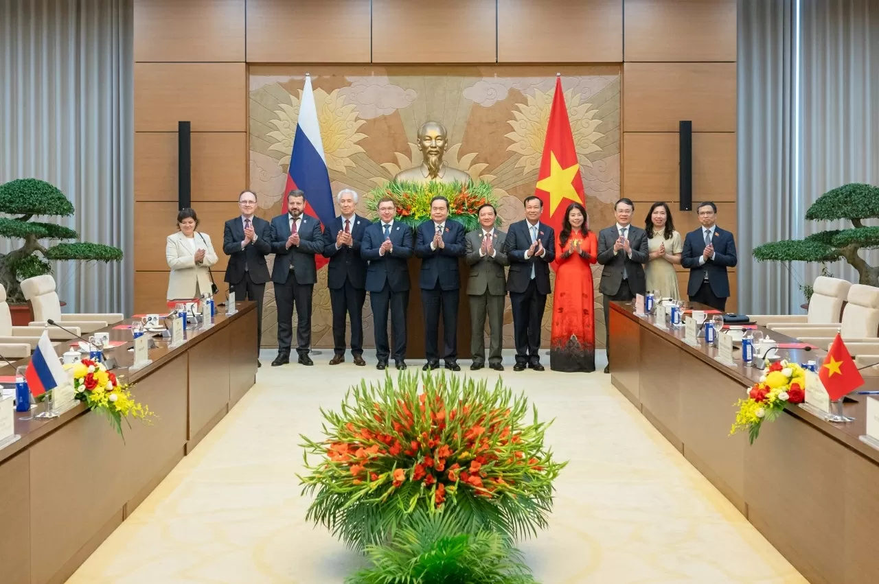 Chủ tịch Quốc hội Trần Thanh Mẫn và  Phó Chủ tịch thứ nhất Hội đồng Liên bang, Quốc hội Liên bang Nga Vladimir Vladimirovich Yakushev chụp ảnh lưu niệm cùng các đại biểu
