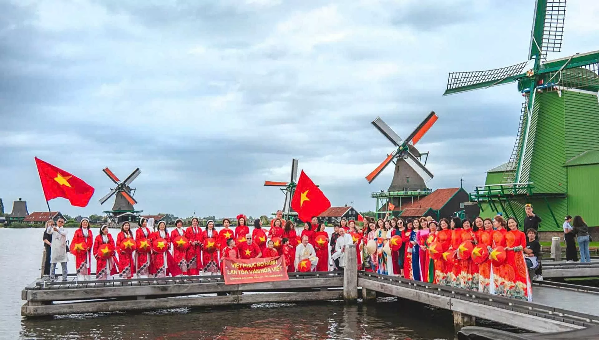 Việt phục bộ hành tại Hà Lan: Lan tỏa tinh thần ngày hội non sông, giữ gìn và phát huy giá trị truyền thống