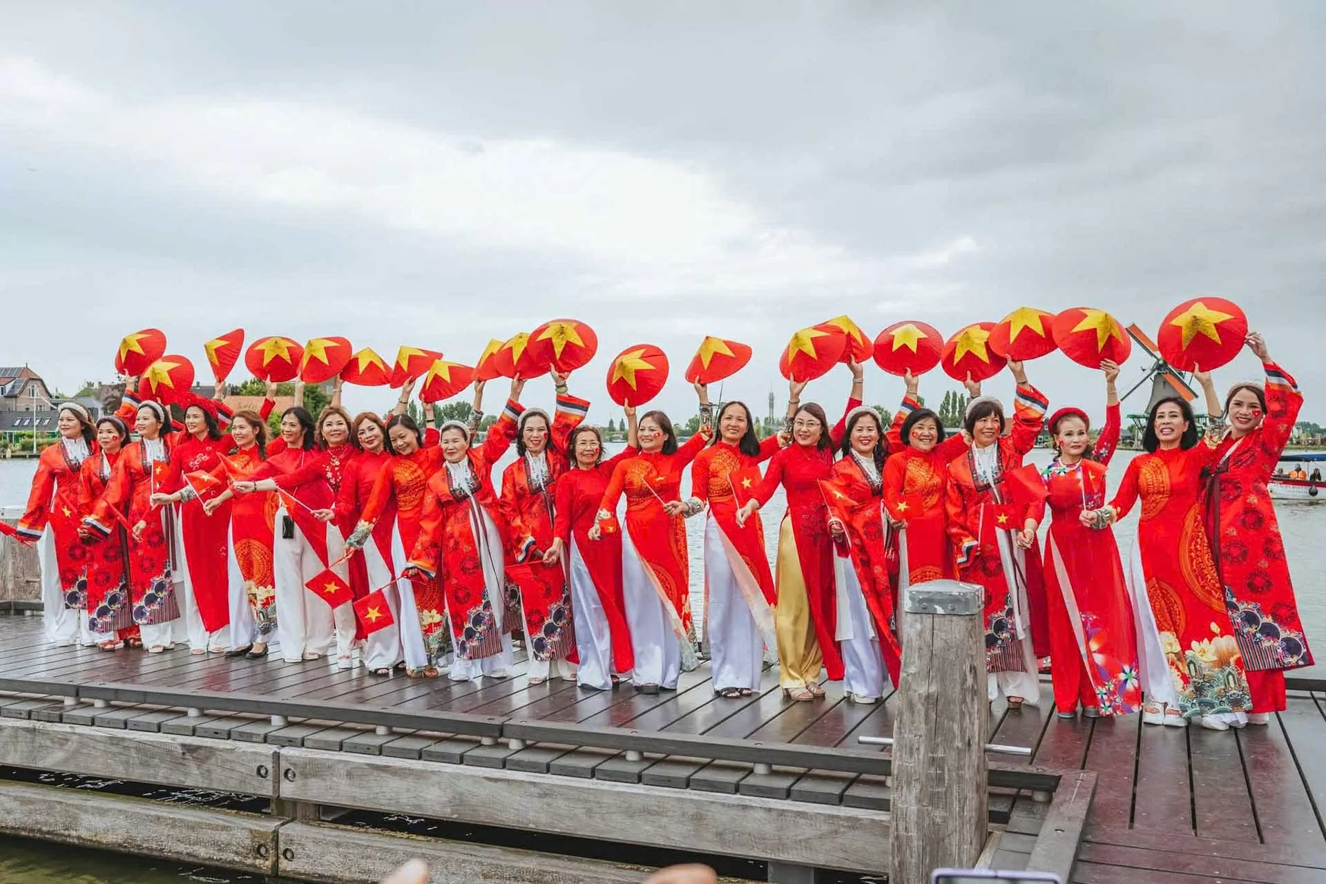 Việt phục bộ hành tại Hà Lan: Lan tỏa tinh thần ngày hội non sông, giữ gìn và phát huy giá trị truyền thống