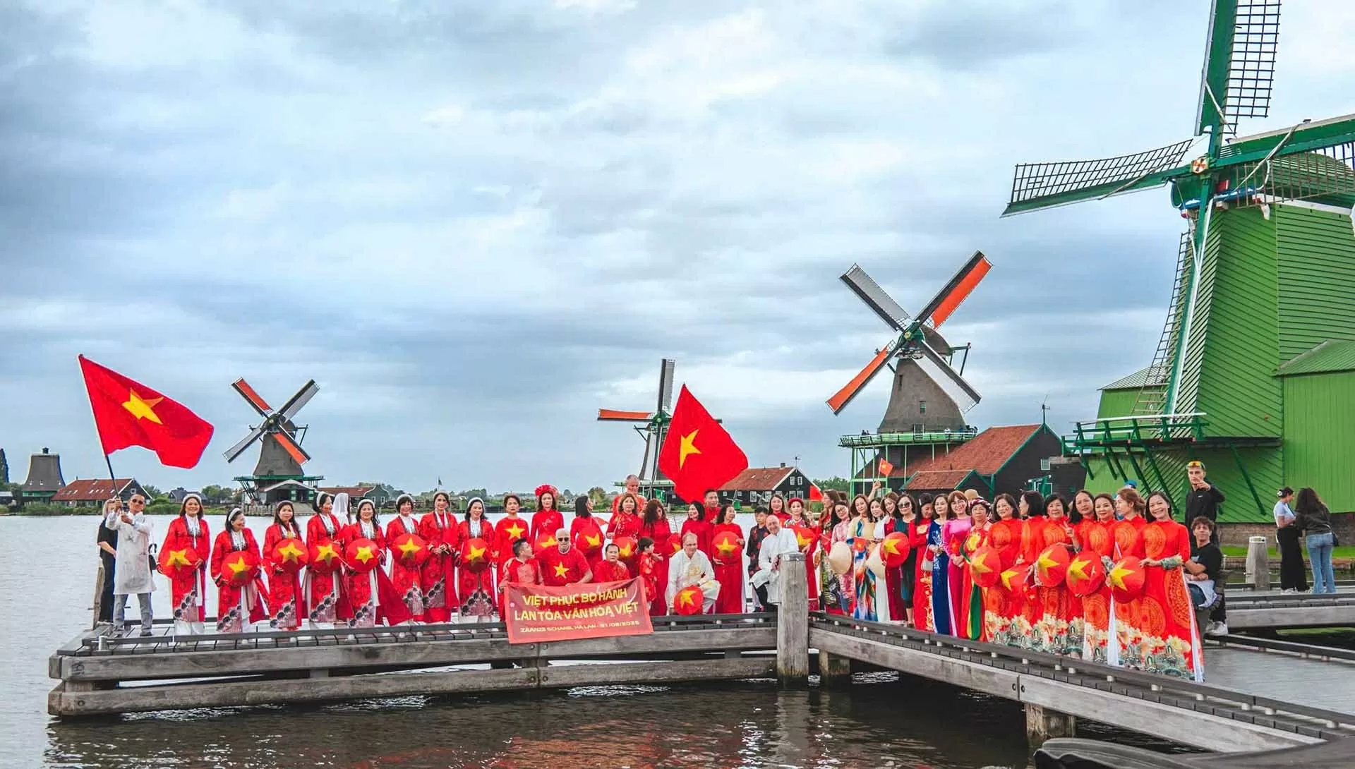 Việt phục bộ hành tại Hà Lan: Lan tỏa tinh thần ngày hội non sông, giữ gìn và phát huy giá trị truyền thống