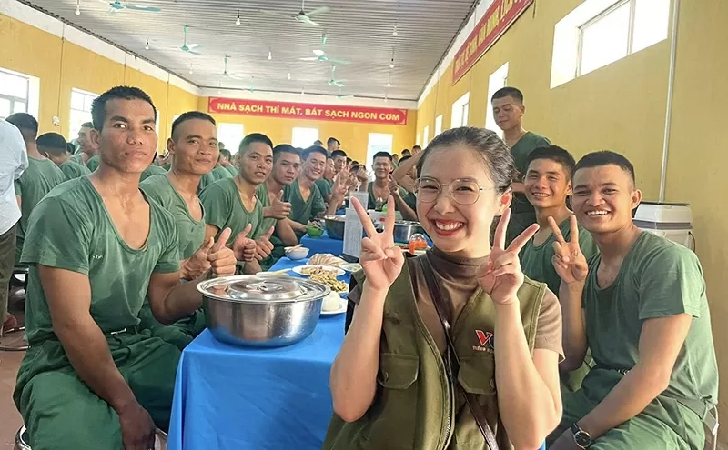 Từ màn hình VOV đến trái tim chiến sĩ: BTV Quế Anh và thương hiệu riêng để lại sau A80