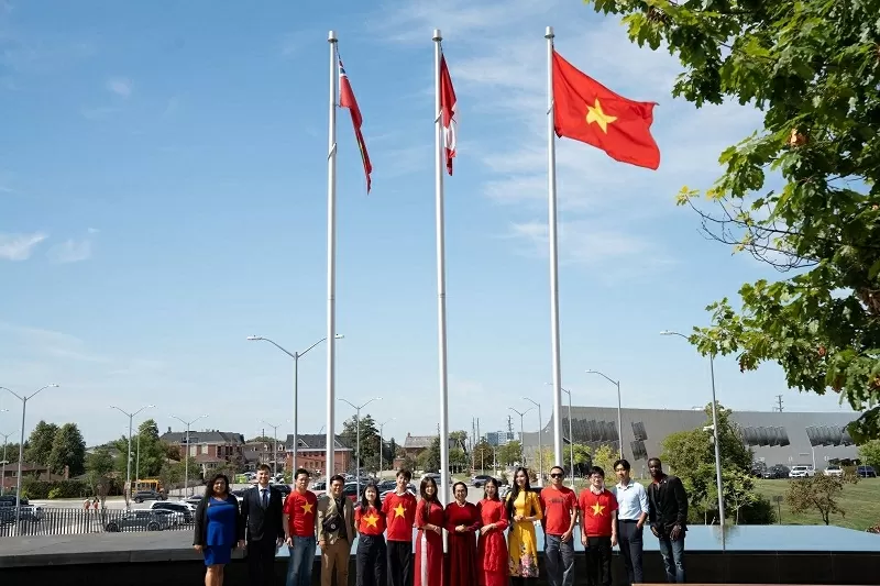 Cộng đồng người Việt trang trọng tổ chức lễ thượng cờ trên khắp Canada