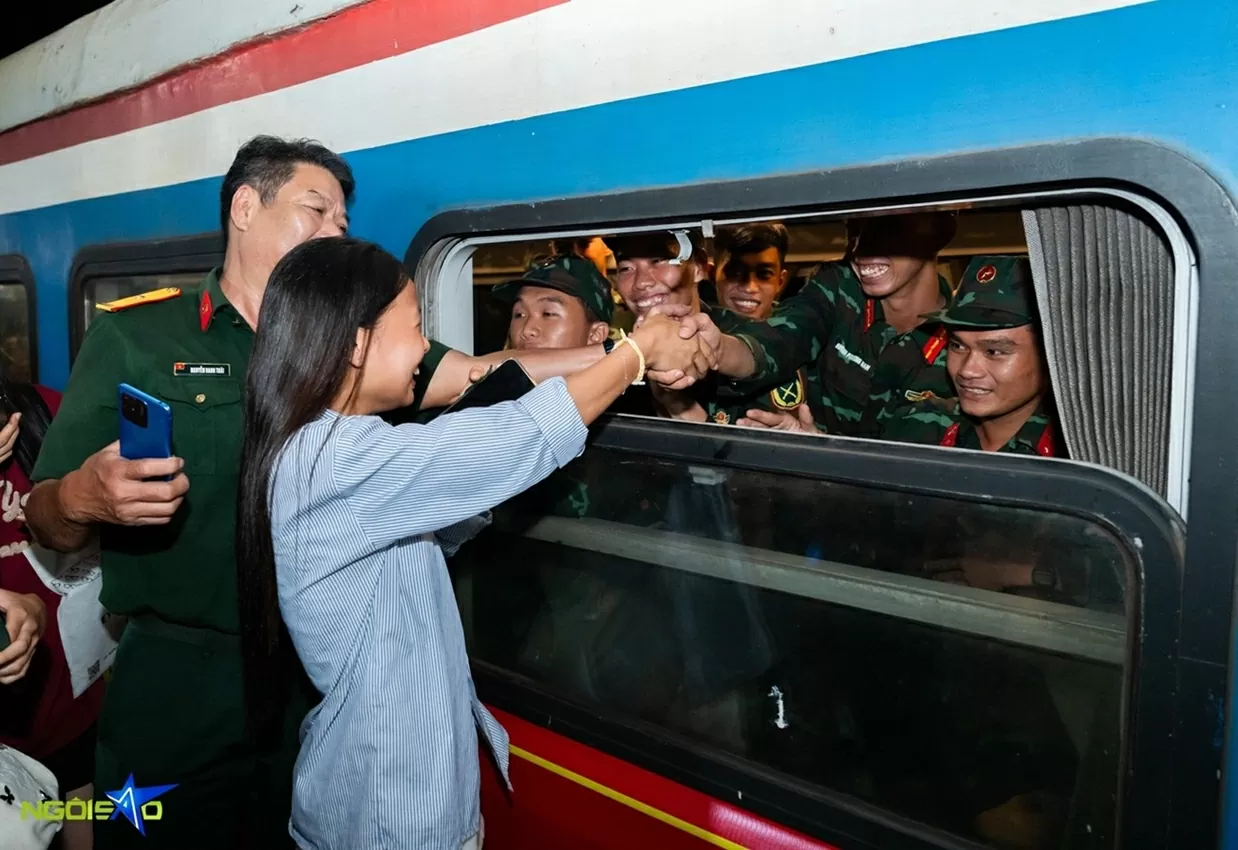 Người dân Thủ đô xúc động tạm biệt khối A80 trở về đơn vị