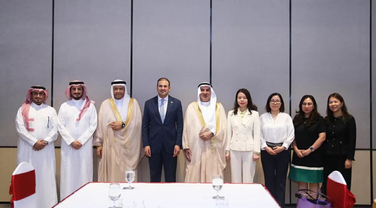 Comme les entreprises saoudiennes s’intéressent de plus en plus au marché vietnamien, le Dr. Abdullah Ali Al-Dubaikhi a indiqué que sa visite au Vietnam permettrait aux entreprises saoudiennes de sonder les opportunités de coopération avec les partenaires vietnamiens dans les domaines de l’investissement et du commerce. Photo : baoquocte.vn Comme les entreprises saoudiennes s’intéressent de plus en plus au marché vietnamien, le Dr. Abdullah Ali Al-Dubaikhi a indiqué que sa visite au Vietnam permettrait aux entreprises saoudiennes de sonder les opportunités de coopération avec les partenaires vietnamiens dans les domaines de l’investissement et du commerce. Photo : baoquocte.vn