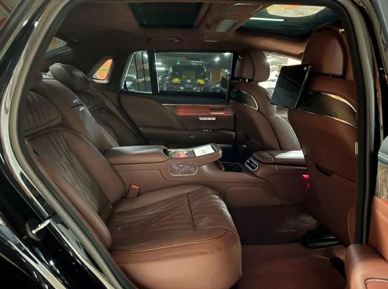 Hàng ghế sau của Genesis G90 mang phong cách thương gia. Hàng ghế sau của Genesis G90 mang phong cách thương gia.