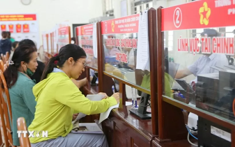 Người dân đến làm thủ tục hành chính công tại phường Thiên Hương, thành phố Hải Phòng. (Ảnh: Minh Thu/TTXVN)