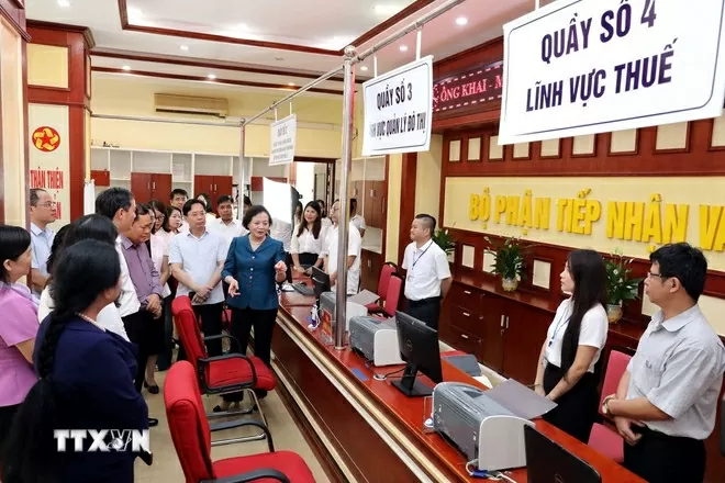 Bộ trưởng Bộ Nội vụ Phạm Thị Thanh Trà cùng Đoàn công tác của Trung ương kiểm tra tại Trung tâm phục vụ hành chính công phường Đông Kinh mới, tỉnh Lạng Sơn. (Ảnh: Văn Đạt/TTXVN)