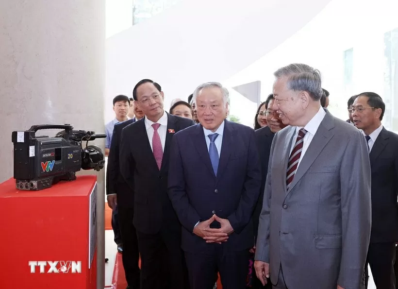Tổng Bí thư Tô Lâm và các đại biểu xem trưng bày tại buổi lễ. (Ảnh: Thống Nhất/TTXVN)