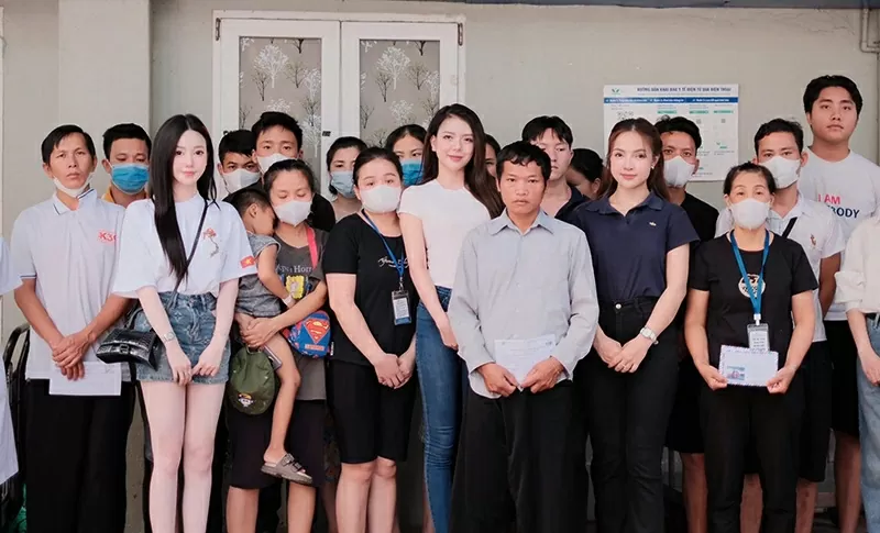 Ngân Kina tham gia một hoạt động trao quà thiện nguyện cùng nhóm tình nguyện viên trẻ.