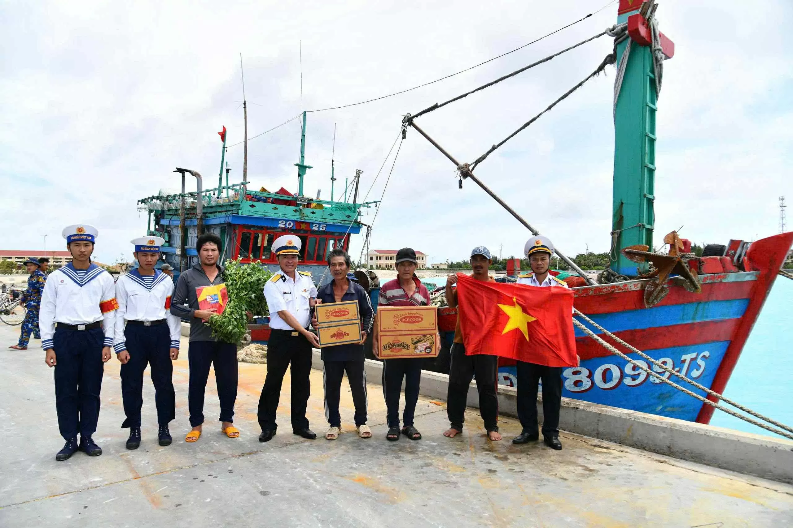 Cán bộ, chiến sĩ Đảo Sơn Ca hỗ trợ tàu cá ngư dân Gia Lai gặp sự cố trên biển
