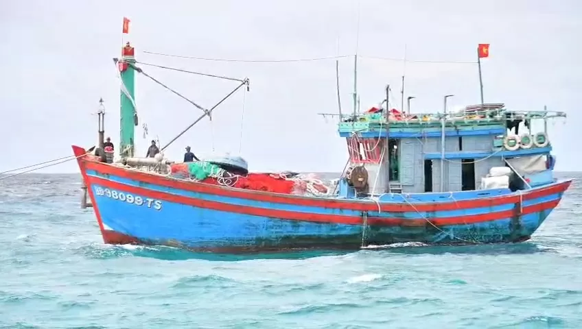 Cán bộ, chiến sĩ Đảo Sơn Ca hỗ trợ tàu cá ngư dân Gia Lai gặp sự cố trên biển