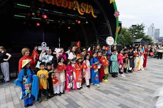 Áo dài Việt Nam rực rỡ tại Ngày hội văn hóa Đông Nam Á tại London Áo dài Việt Nam rực rỡ tại Ngày hội văn hóa Đông Nam Á tại London