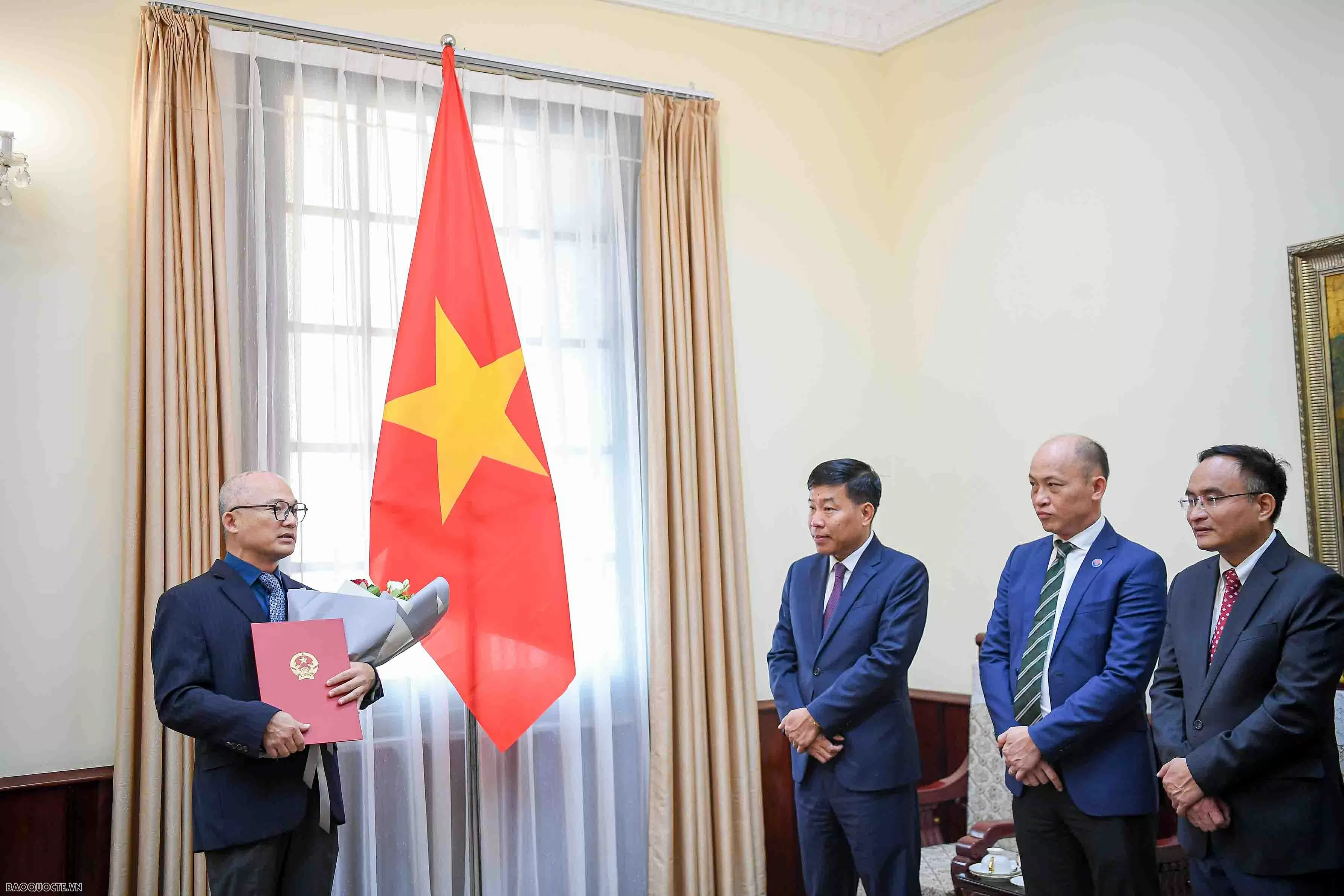 Lãnh đạo Bộ Ngoại giao trao quyết định điều động, bổ nhiệm lãnh đạo cấp Vụ Lãnh đạo Bộ Ngoại giao trao quyết định điều động, bổ nhiệm lãnh đạo cấp Vụ