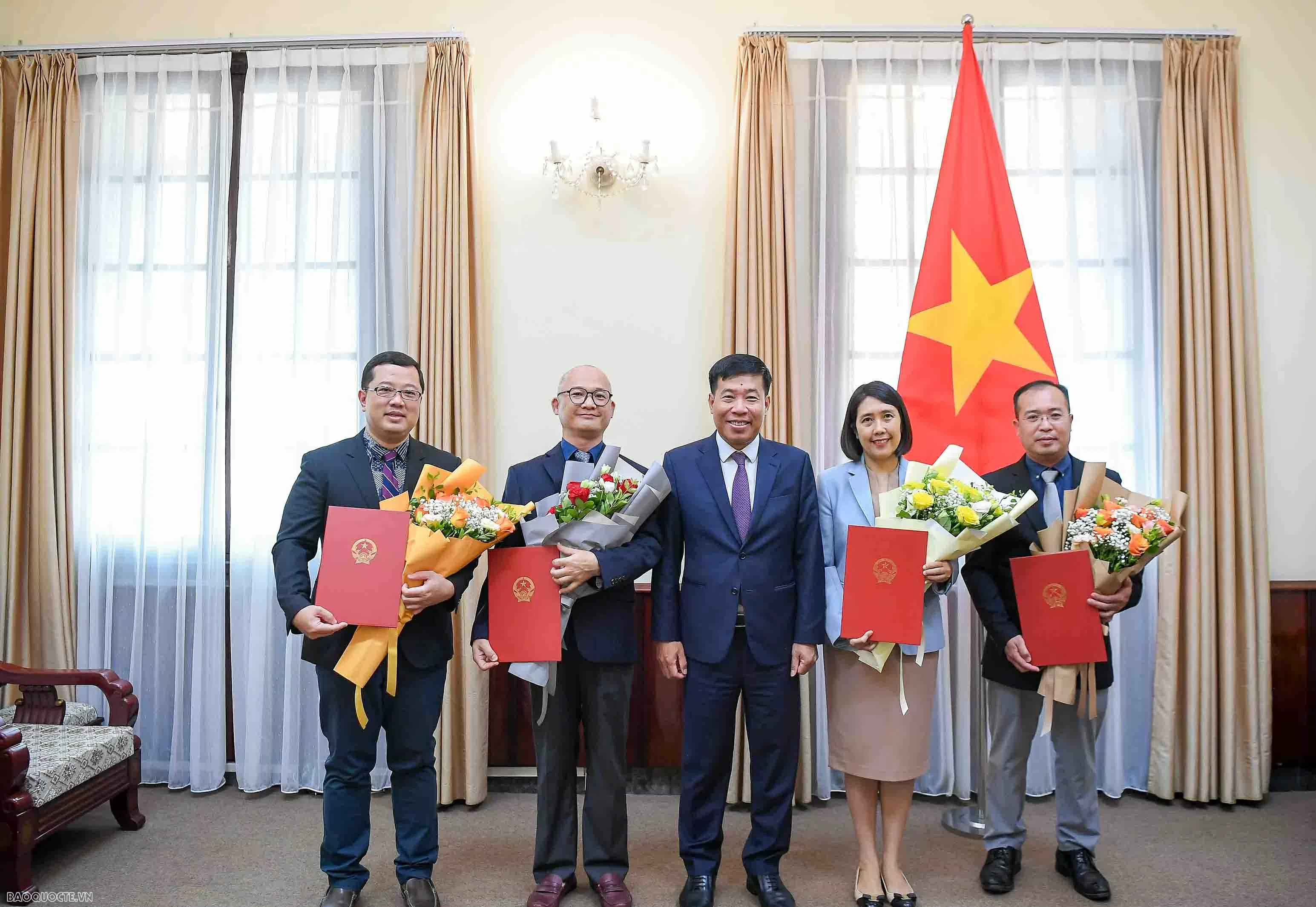 Lãnh đạo Bộ Ngoại giao trao quyết định điều động, bổ nhiệm lãnh đạo cấp Vụ Lãnh đạo Bộ Ngoại giao trao quyết định điều động, bổ nhiệm lãnh đạo cấp Vụ