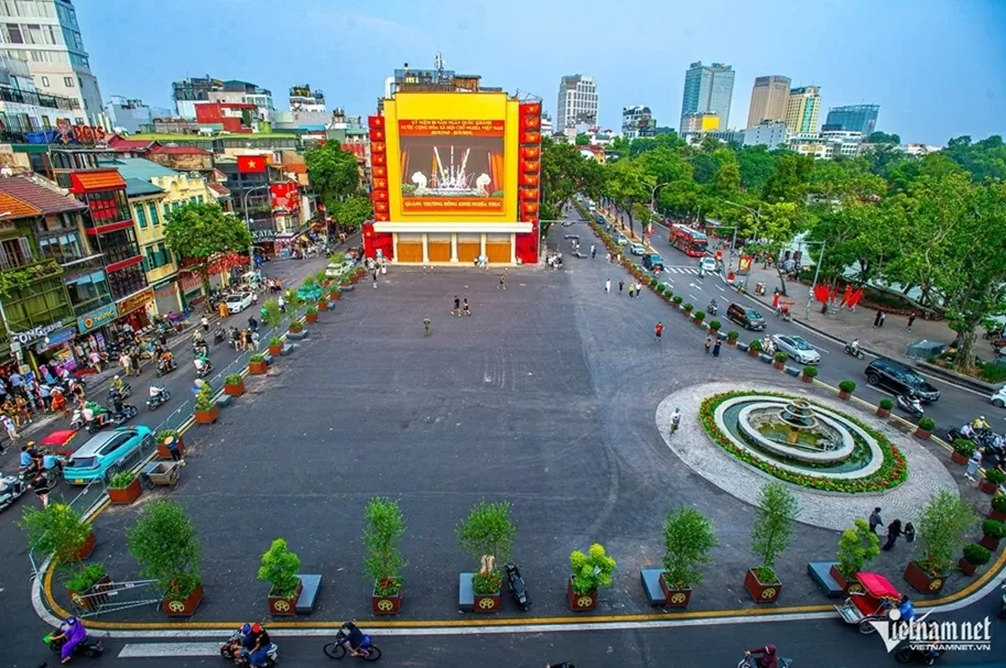 Trải qua quá trình chỉnh trang, cải tạo quy mô lớn, Quảng trường Đông Kinh Nghĩa Thục rộng gần 1,4 ha, nằm cạnh Hồ Gươm, mang diện mạo mới. Hiện UBND phường Hoàn Kiếm, TP. Hà Nội hoàn thành giai đoạn 1 với các hạng mục gồm chỉnh trang hạ tầng, bổ sung cây xanh, thảm nhựa mặt đường...