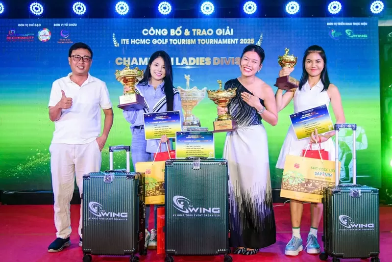 BTC trao giải cho các golfer nữ xuất sắc: Bella Lunar, Mai Trang, Hoàng Thị Hà.