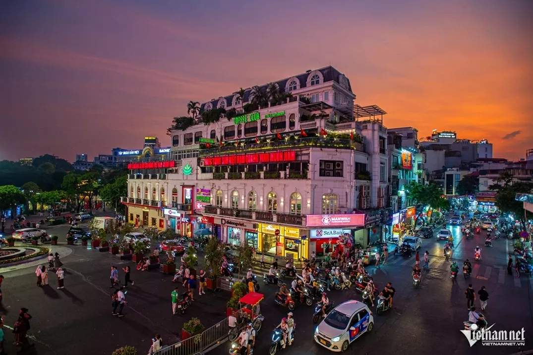 Không gian Quảng trường Đông Kinh Nghĩa Thục thoáng đãng, trở thành điểm dừng chân hấp dẫn người dân và du khách