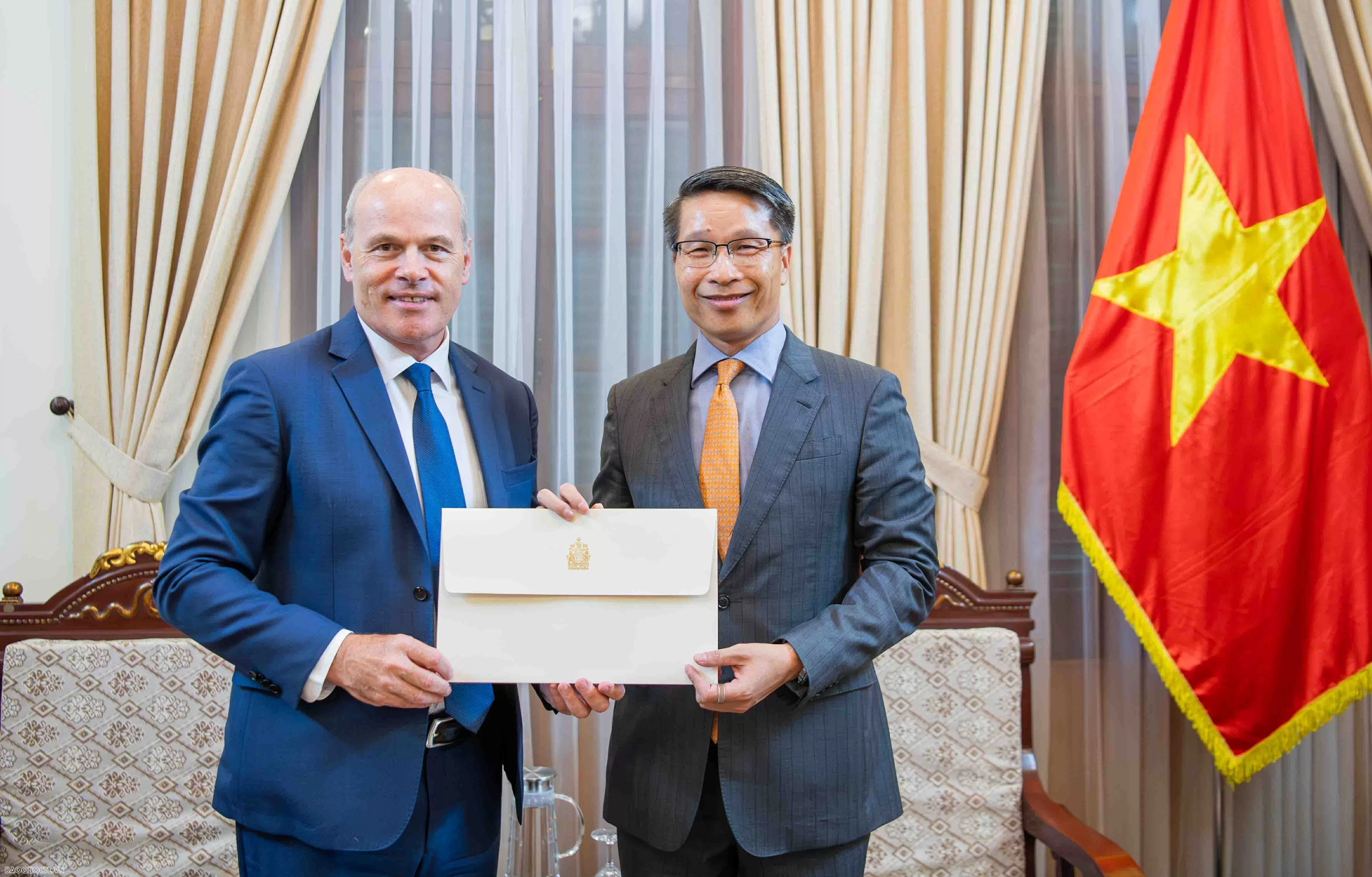 Lãnh đạo Cục Lễ tân Nhà nước và Phiên dịch đối ngoại tiếp nhận bản sao Thư ủy nhiệm bổ nhiệm Đại sứ Canada tại Việt Nam