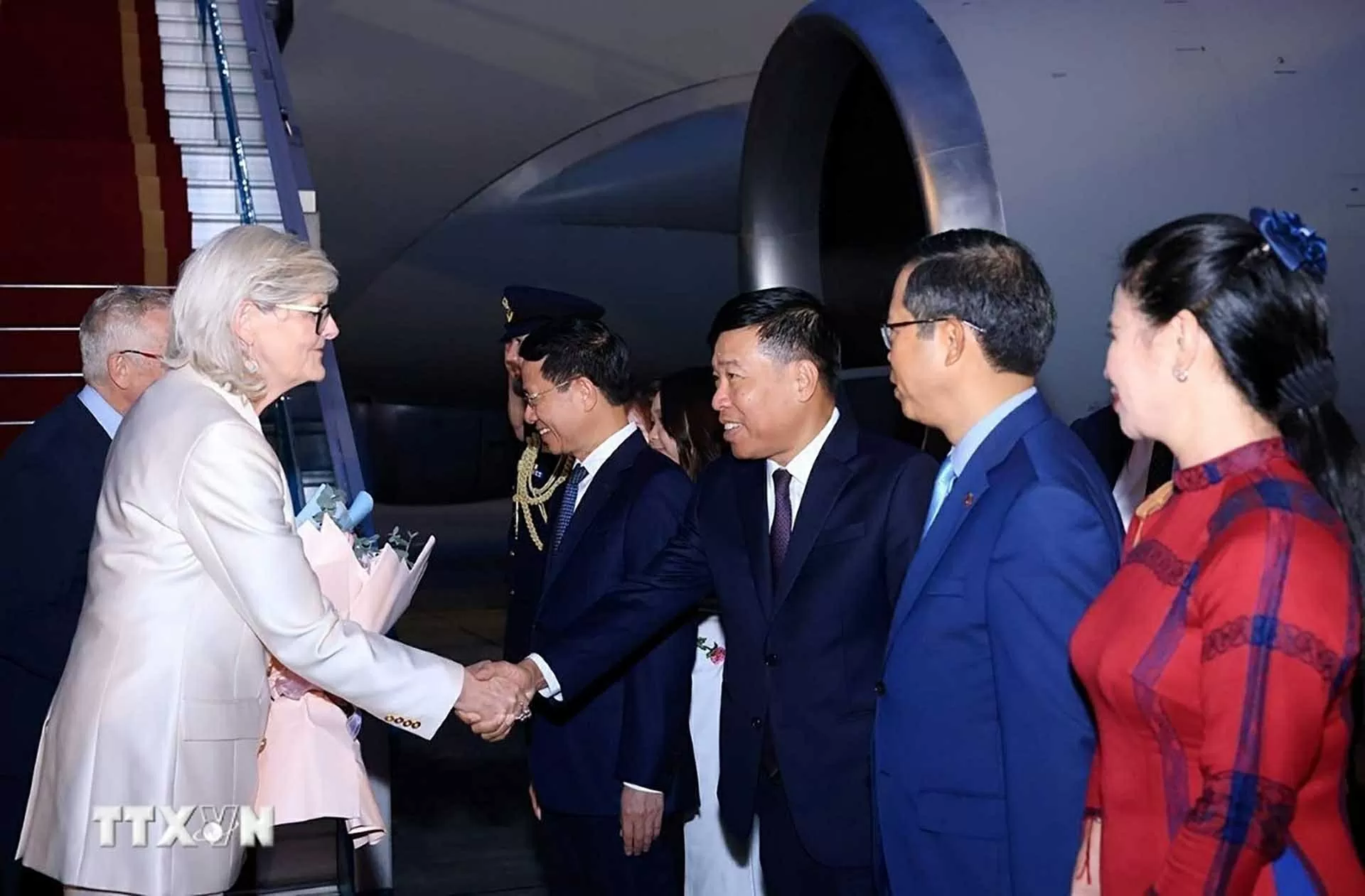 Toàn quyền Australia và Phu quân đến Hà Nội, bắt đầu chuyến thăm cấp Nhà nước tới Việt Nam