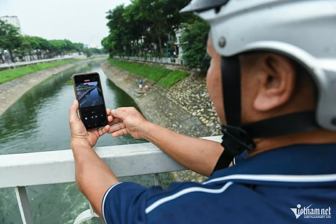 Nước sông Tô Lịch trong xanh trở lại Nước sông Tô Lịch trong xanh trở lại