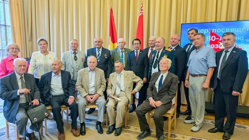 La cérémonie a vu la participation de nombreux vétérans biélorusses ayant soutenu le Vietnam dans sa lutte pour l’indépendance nationale. Photo : Ambassade du Vietnam en Biélorussie.