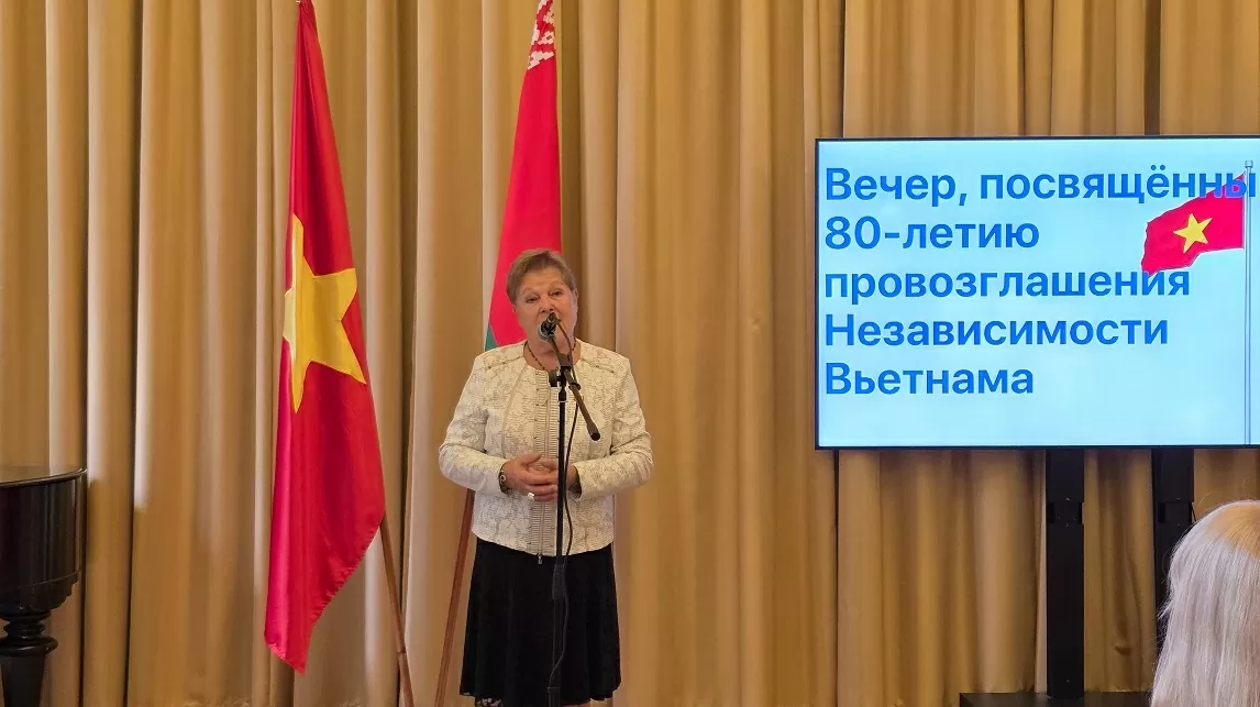 La présidente de l’Association biélorusse pour l&apos;amitié et les échanges culturels avec les pays étrangers, Nina Semenovna Ivanova, souligne l&apos;importance historique et la grande valeur de la Fête nationale du Vietnam du 2 septembre pour les amis internationaux. Photo : Ambassade du Vietnam en Biélorussie.