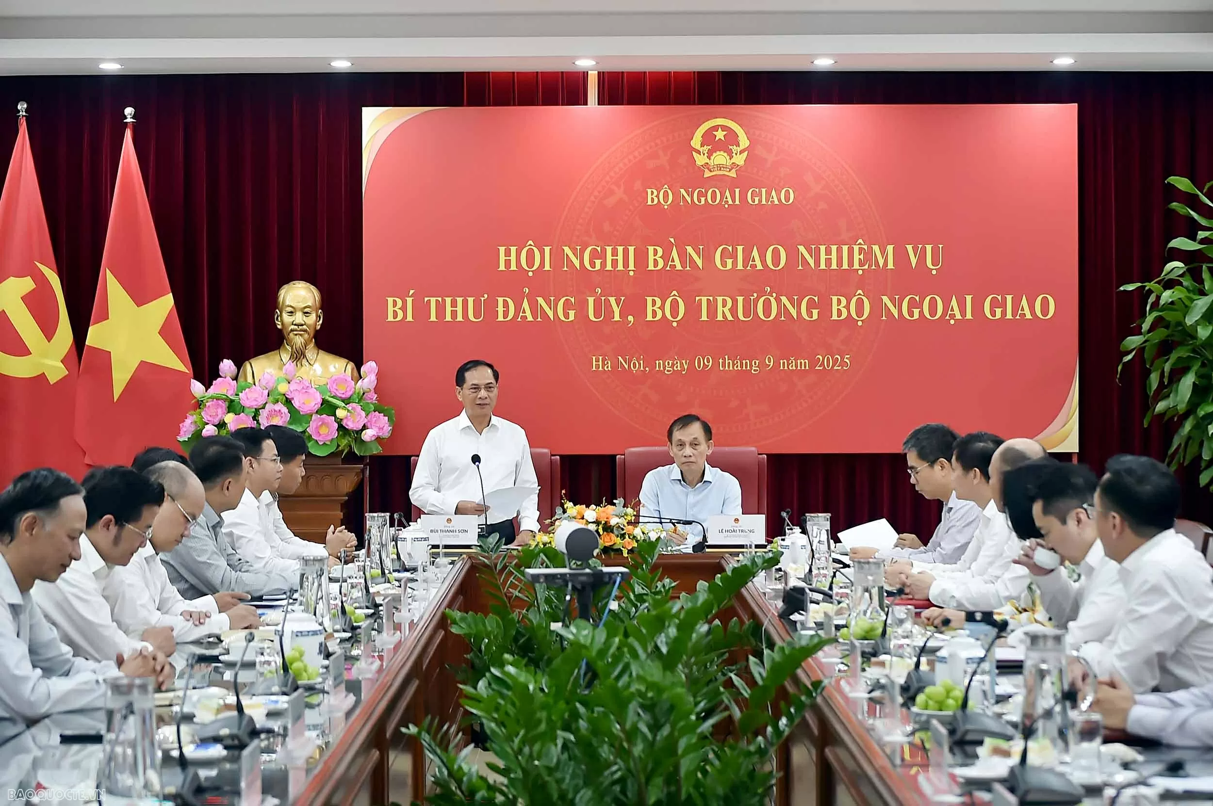 Hội nghị bàn giao công tác Bộ trưởng Ngoại giao: Phát huy truyền thống 80 năm, vững bước trên chặng đường mới của ngành Ngoại giao- Ảnh 1.