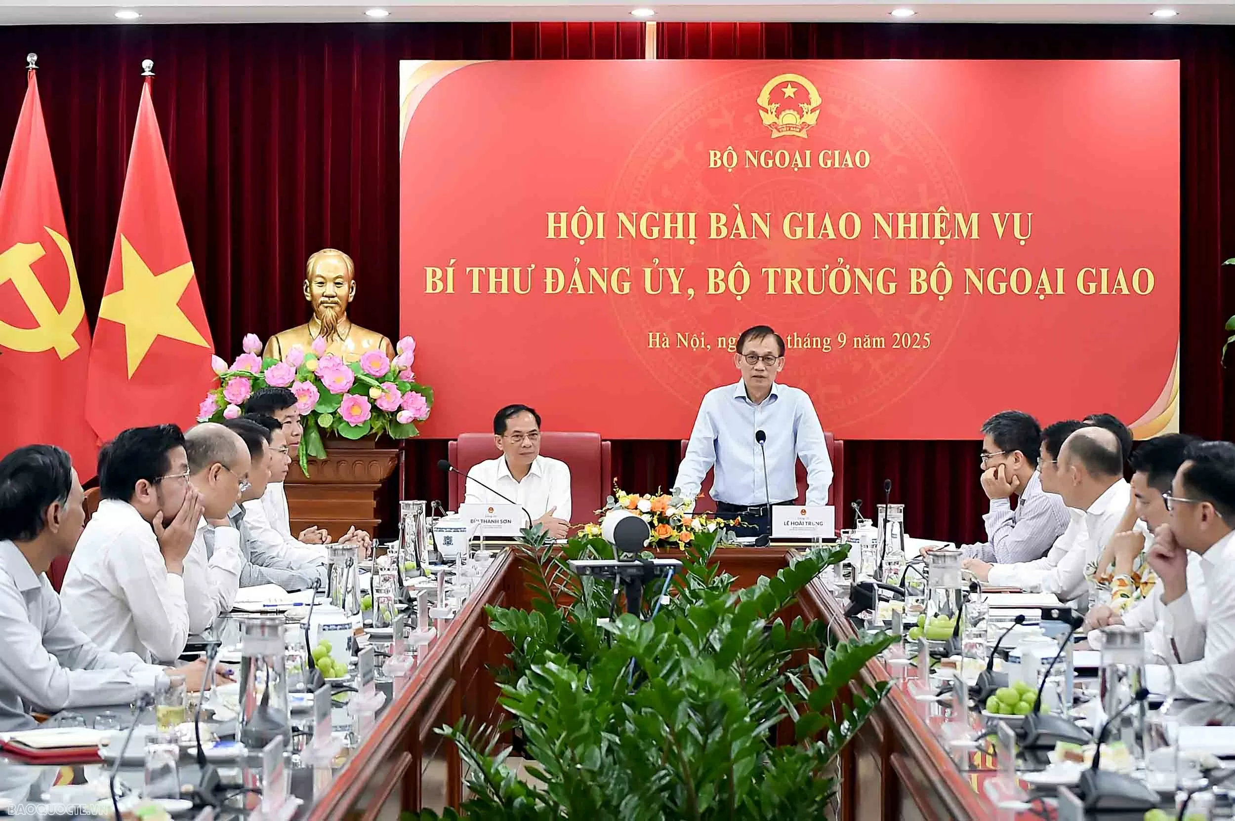 Hội nghị bàn giao công tác Bộ trưởng Ngoại giao: Phát huy truyền thống 80 năm, vững bước trên chặng đường mới của ngành Ngoại giao- Ảnh 2.
