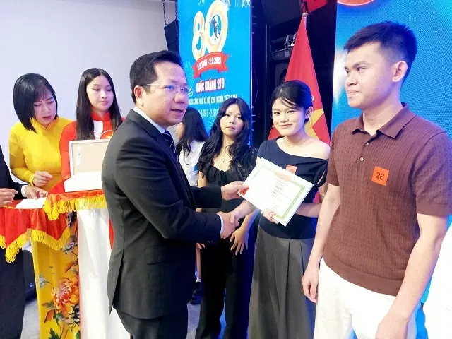 Kỷ niệm 80 năm Quốc khánh và tuyên dương khen thưởng học sinh, sinh viên Việt Nam tiêu biểu tại Ba Lan