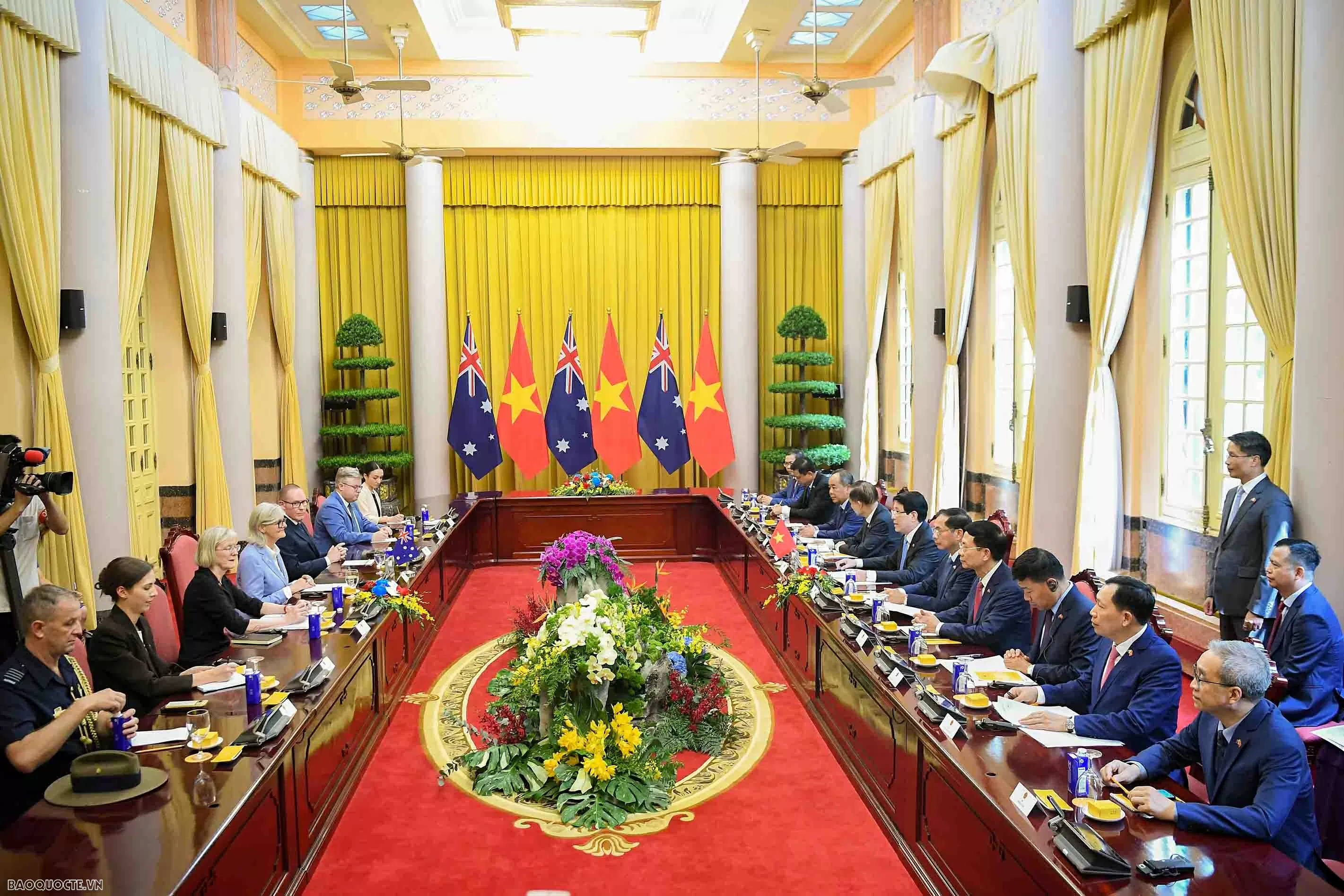 Lễ đón kết thúc, Chủ tịch nước Lương Cường và Toàn quyền Sam Mostyn có cuộc hội đàm quan trọng để bàn về vấn đề hai bên cùng quan tâm. Hai nhà lãnh đạo cũng sẽ chứng kiến lễ ký kết và trao văn kiện hợp tác sau lễ ký kết. Lễ đón kết thúc, Chủ tịch nước Lương Cường và Toàn quyền Sam Mostyn có cuộc hội đàm quan trọng để bàn về vấn đề hai bên cùng quan tâm. Hai nhà lãnh đạo cũng sẽ chứng kiến lễ ký kết và trao văn kiện hợp tác sau lễ ký kết.