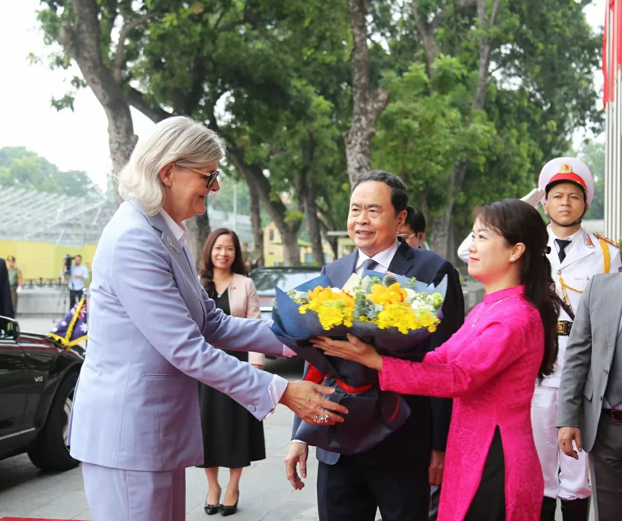 Chủ tịch Quốc hội Trần Thanh Mẫn tiếp đón và tặng bó hoa cho Toàn quyền Australia Sam Mostyn. (Ảnh: Thành Long)