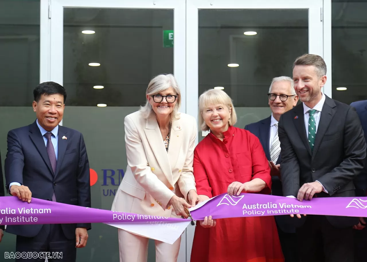Toàn quyền Australia Sam Mostyn và các đại biểu thực hiện nghi lễ cắt băng Khai trương Văn phòng đại diện của Viện Chính sách Australia – Việt Nam tại Hà Nội. Toàn quyền Australia Sam Mostyn và các đại biểu thực hiện nghi lễ cắt băng Khai trương Văn phòng đại diện của Viện Chính sách Australia – Việt Nam tại Hà Nội.