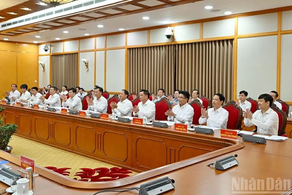 Các đồng chí trong Ban Thường vụ Tỉnh ủy Hưng Yên tại cuộc làm việc.