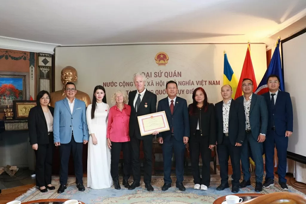 Đạo diễn người Thụy Điển được trao tặng Kỷ niệm chương Vì sự nghiệp văn hóa, thể thao và du lịch Việt Nam