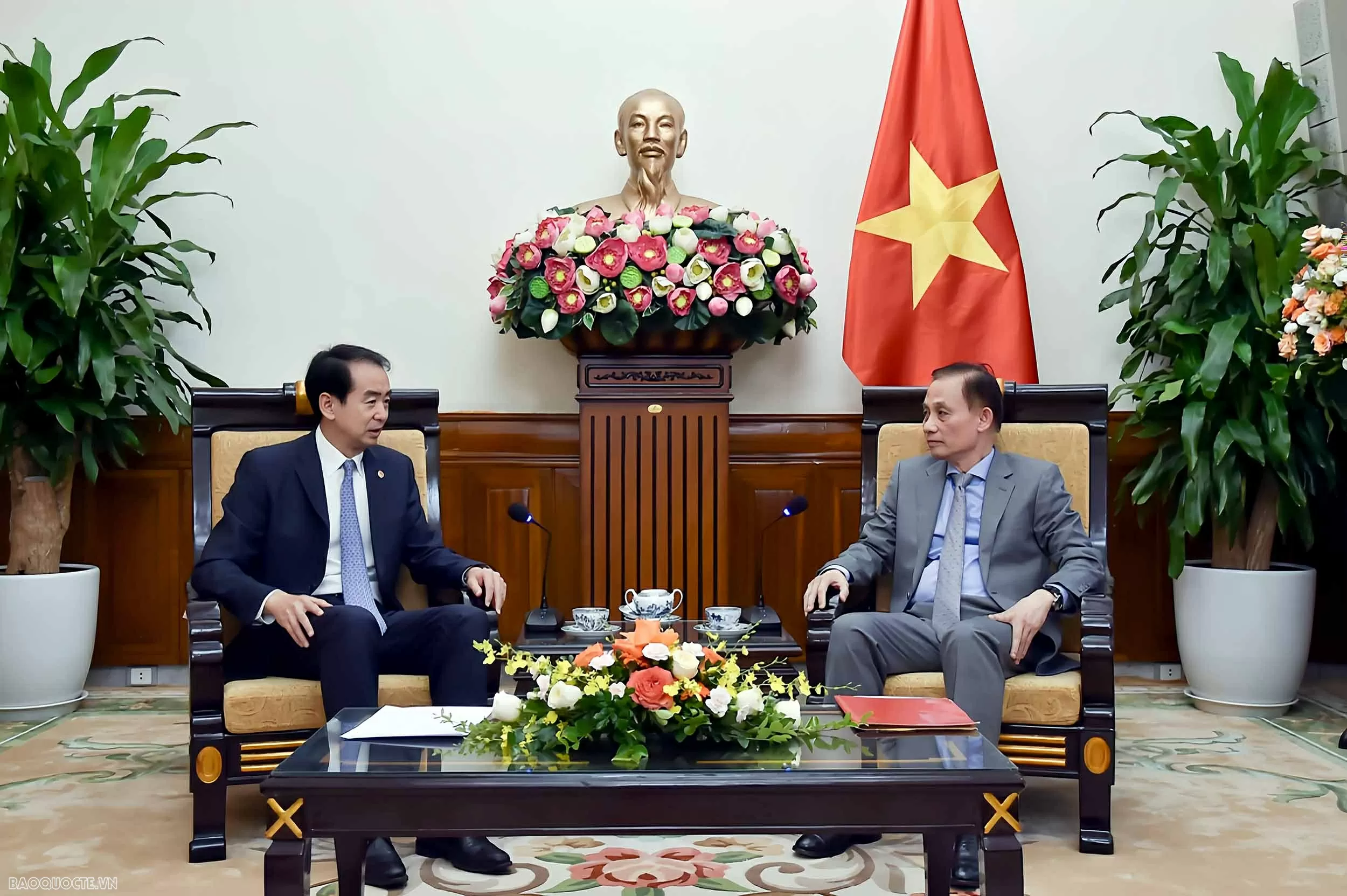Bí thư Trung ương Đảng, Quyền Bộ trưởng Ngoại giao Lê Hoài Trung tiếp Đại sứ Trung Quốc ại Việt Nam Bí thư Trung ương Đảng, Quyền Bộ trưởng Ngoại giao Lê Hoài Trung tiếp Đại sứ Trung Quốc tại Việt Nam