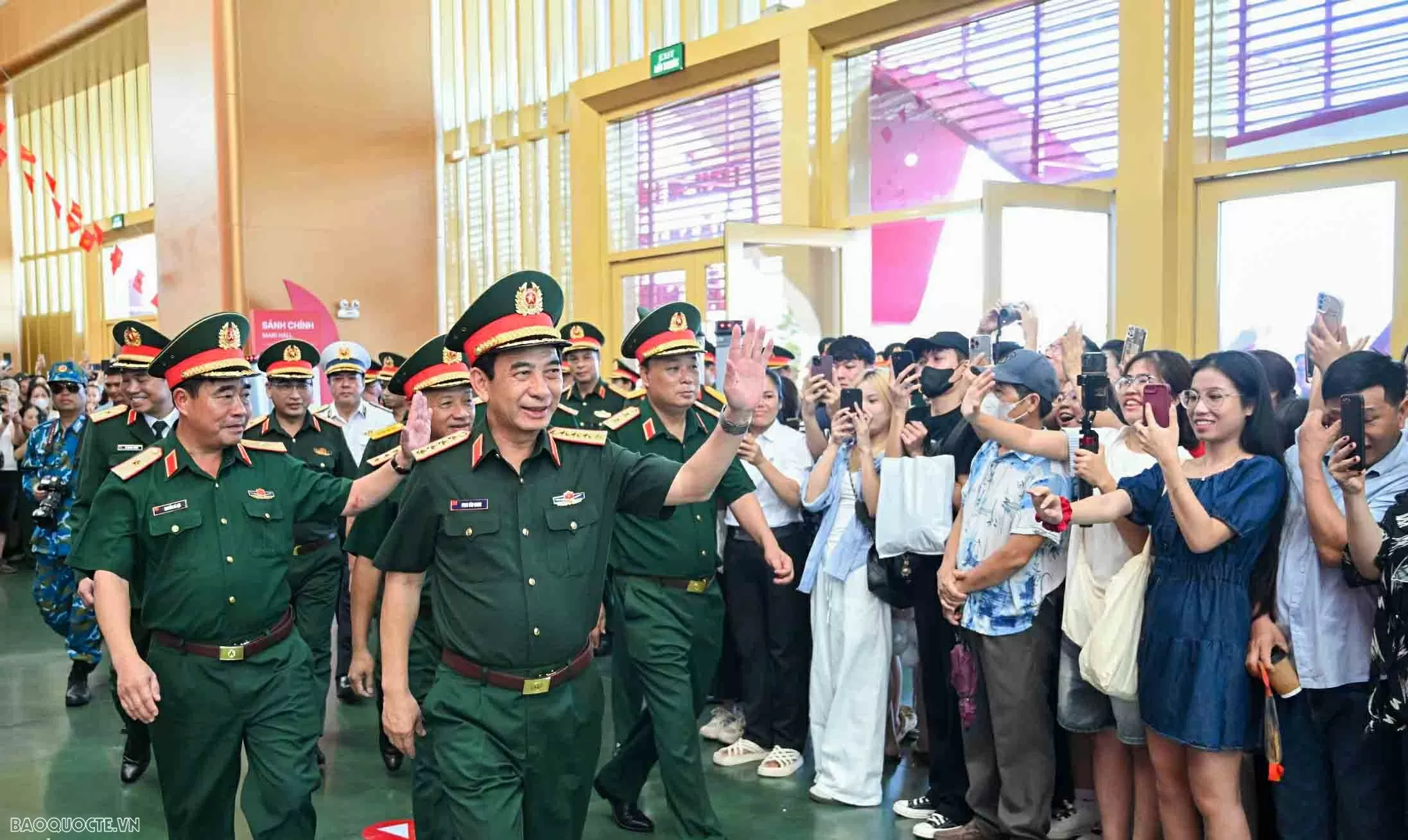 Đại tướng Phan Văn Giang kiểm tra khí tài của quân đội Việt Nam Đại tướng Phan Văn Giang kiểm tra khí tài của quân đội Việt Nam